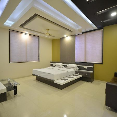 Hotel Radhe Krishna โซลาปูร์ ภายนอก รูปภาพ