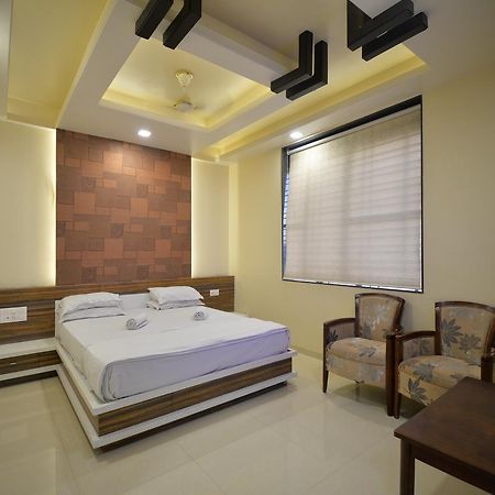 Hotel Radhe Krishna โซลาปูร์ ภายนอก รูปภาพ