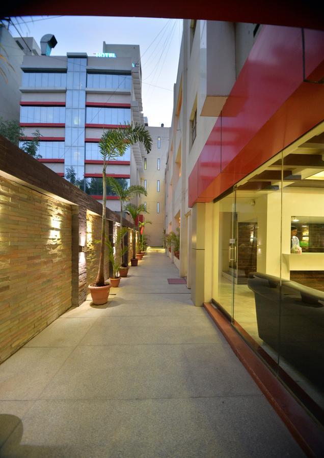 Hotel Radhe Krishna โซลาปูร์ ภายนอก รูปภาพ