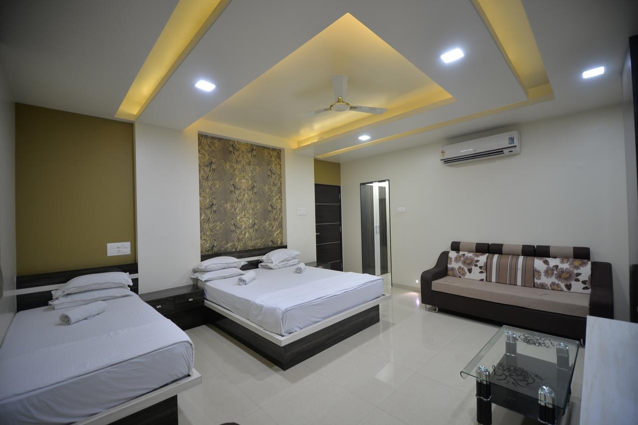 Hotel Radhe Krishna โซลาปูร์ ภายนอก รูปภาพ