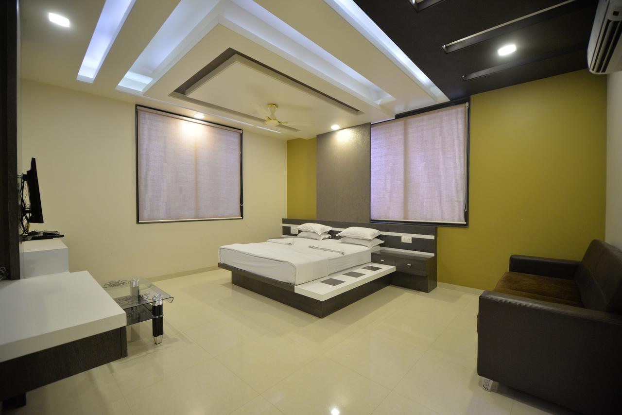 Hotel Radhe Krishna โซลาปูร์ ภายนอก รูปภาพ