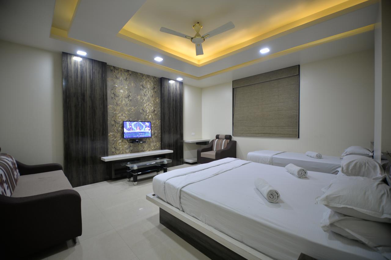 Hotel Radhe Krishna โซลาปูร์ ภายนอก รูปภาพ