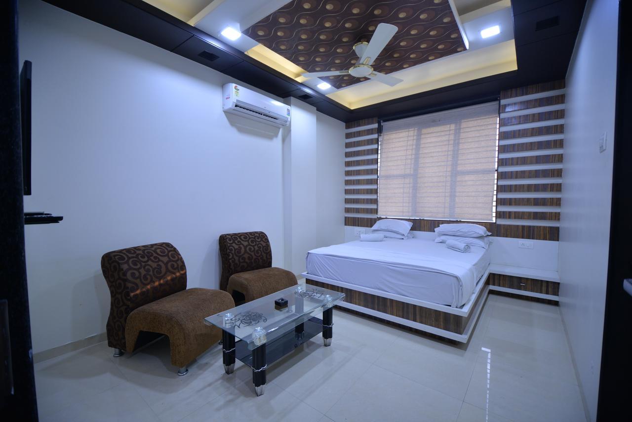 Hotel Radhe Krishna โซลาปูร์ ภายนอก รูปภาพ