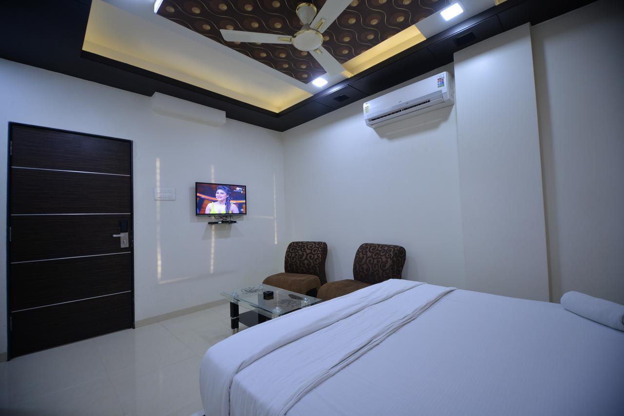 Hotel Radhe Krishna โซลาปูร์ ภายนอก รูปภาพ