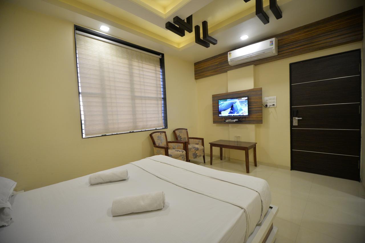 Hotel Radhe Krishna โซลาปูร์ ภายนอก รูปภาพ