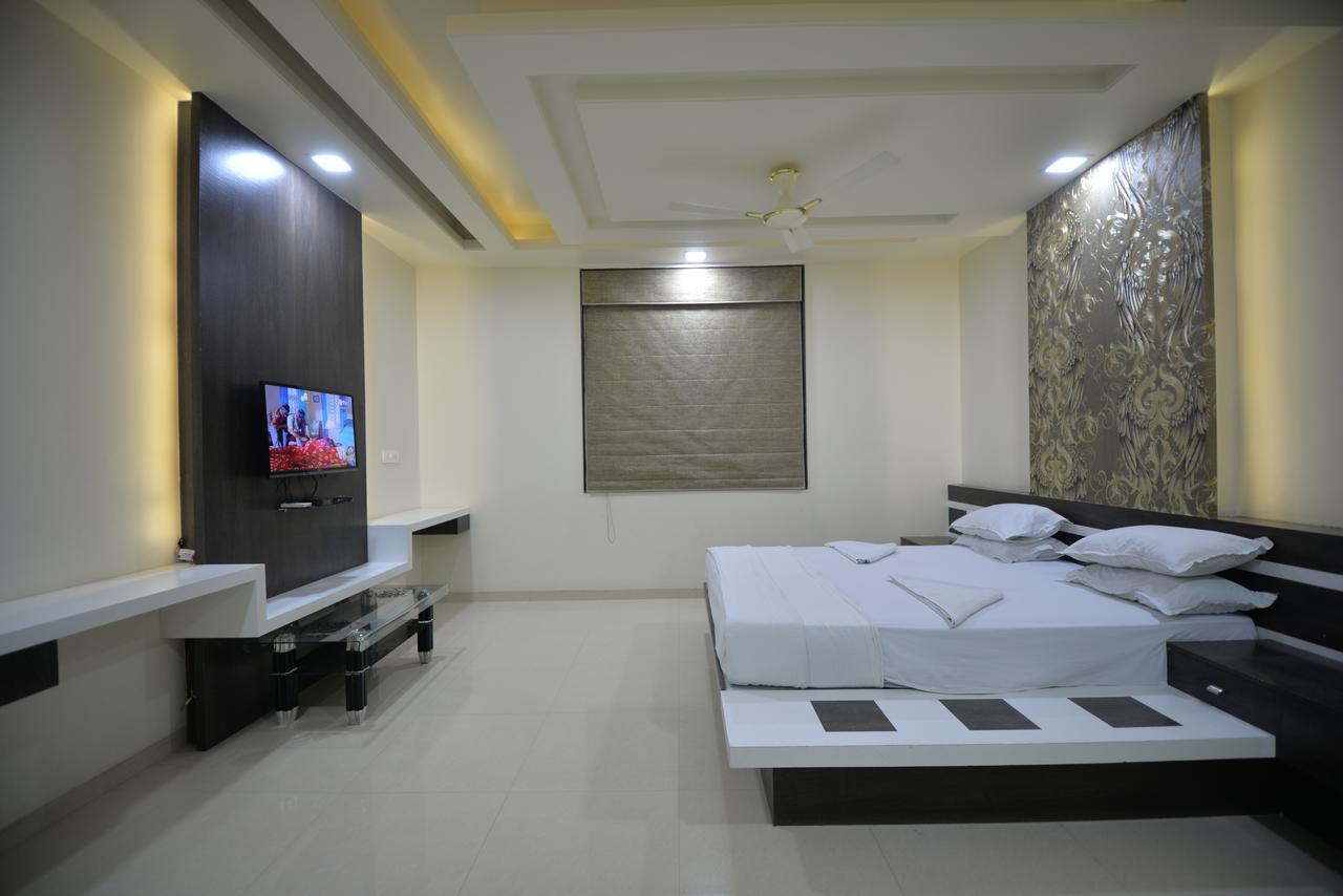 Hotel Radhe Krishna โซลาปูร์ ภายนอก รูปภาพ