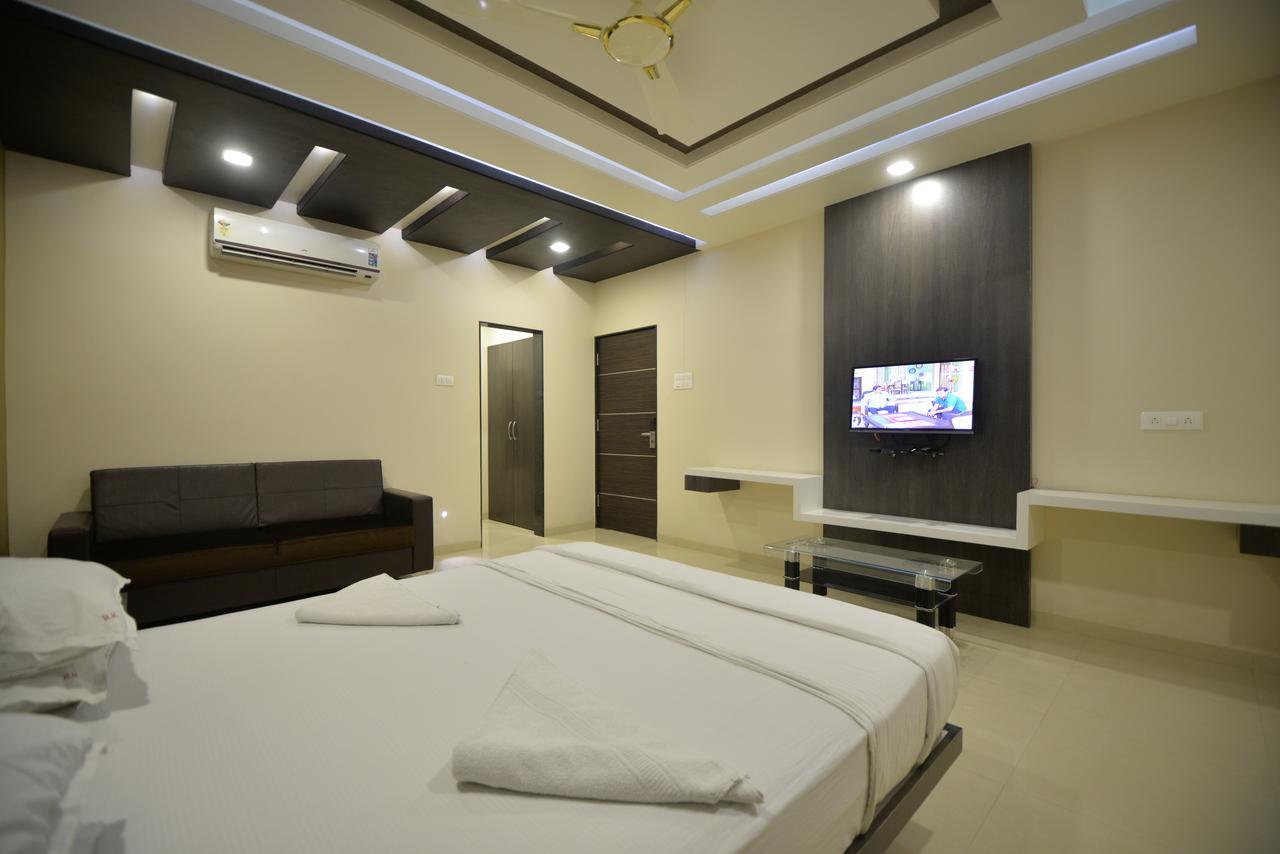 Hotel Radhe Krishna โซลาปูร์ ภายนอก รูปภาพ
