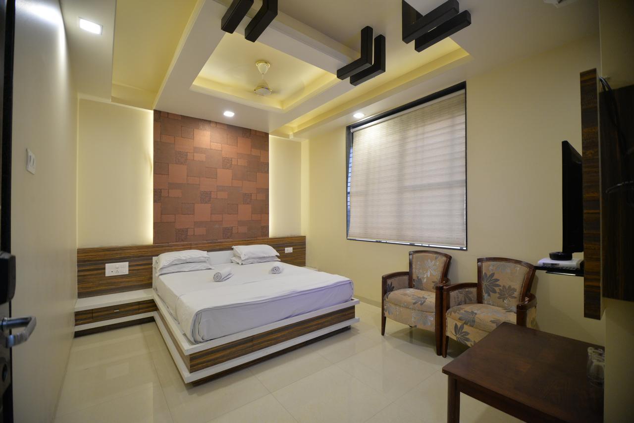 Hotel Radhe Krishna โซลาปูร์ ภายนอก รูปภาพ