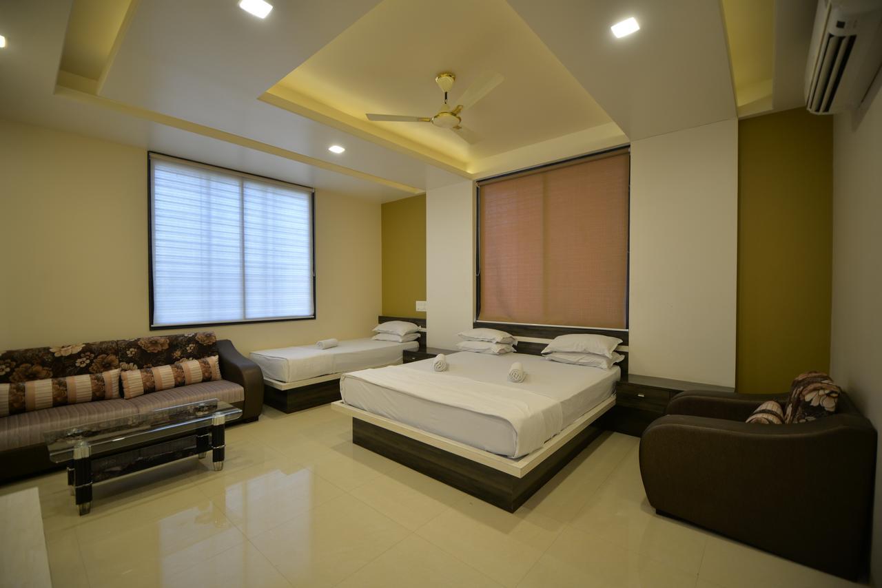 Hotel Radhe Krishna โซลาปูร์ ภายนอก รูปภาพ